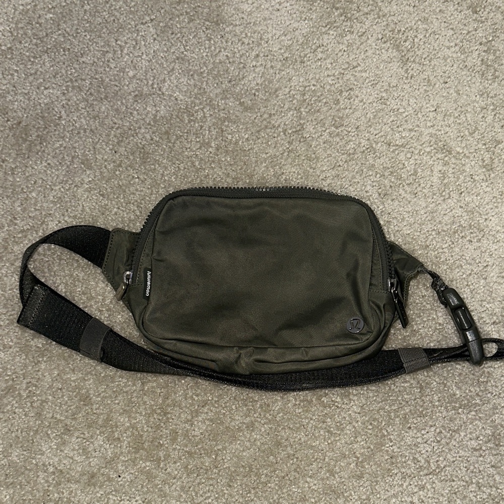 lululemon Everywhere Belt Bag - olive green